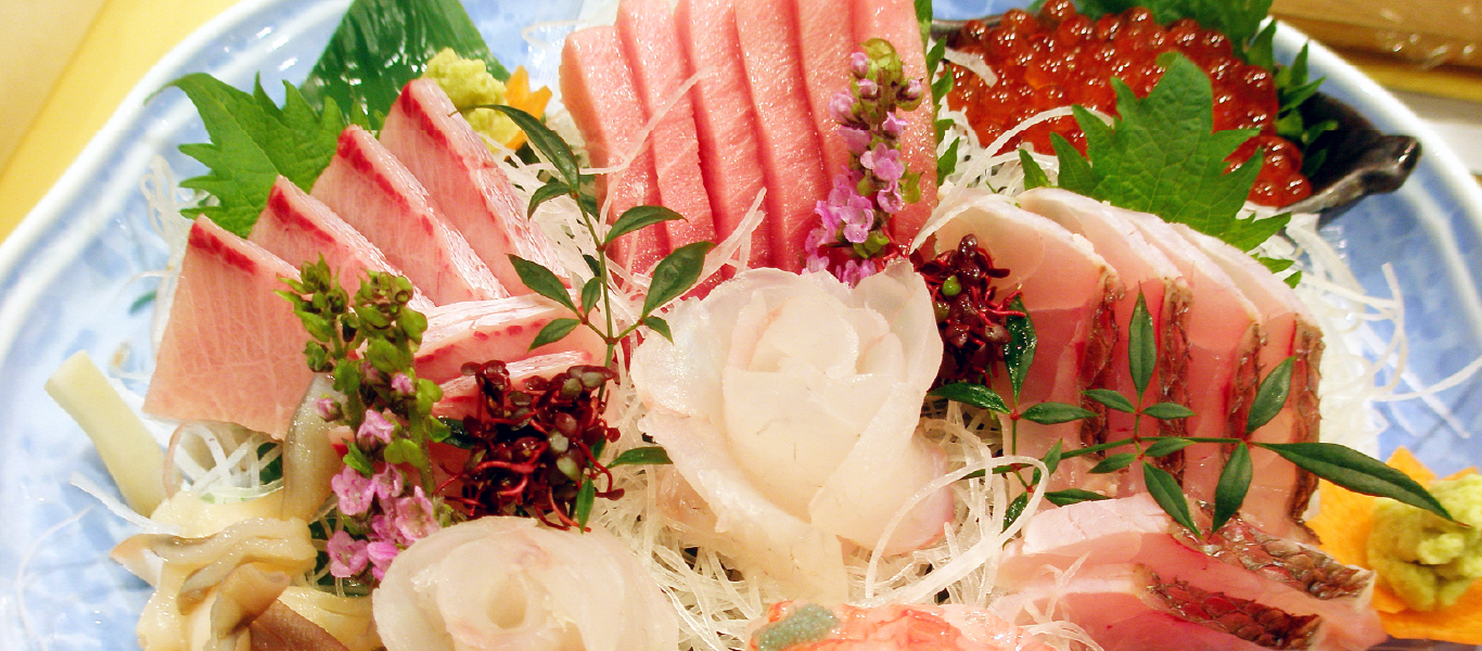 旬の地魚を使った刺身盛り合わせで四季折々の美味しさが堪能できます